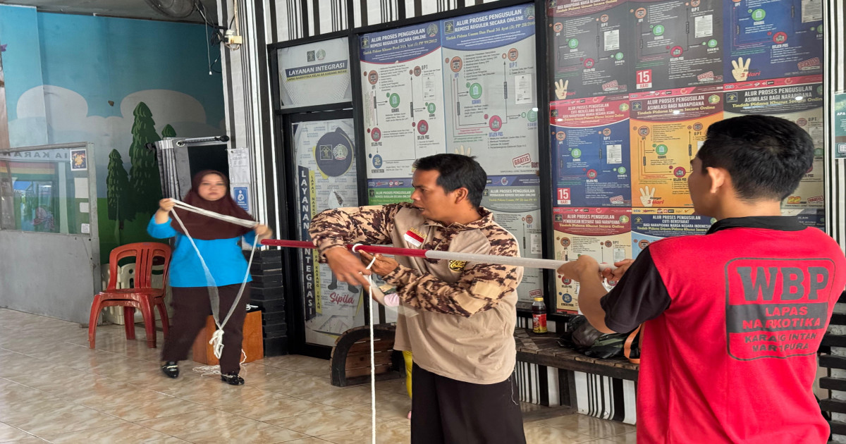 Bekali Kemandirian dan Keterampilan, WBP Lapas Narkotika Karang Intan Ikuti Pelatihan Pionering dan Tali-Menali bersama Kwarcab Banjar