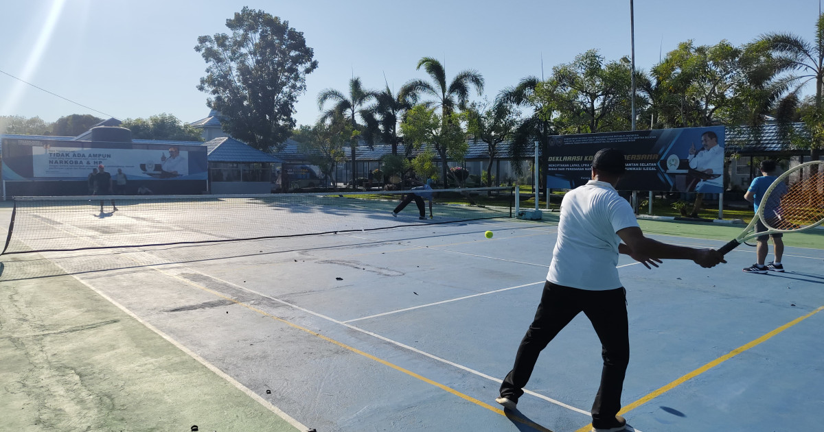 Petugas dan Warga Binaan Lapas Narkotika Karang Intan Semarakkan Pagi dengan Olahraga Tenis Lapangan
