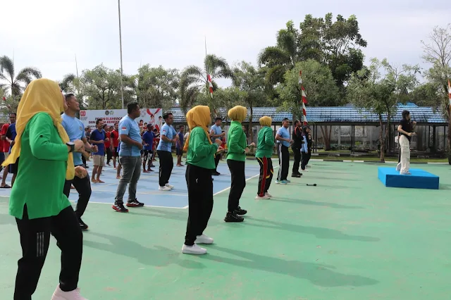 Semangat Kemerdekaan, Warga Binaan dan Petugas Lapas Narkotika Karang Intan Senam Pagi Bersama