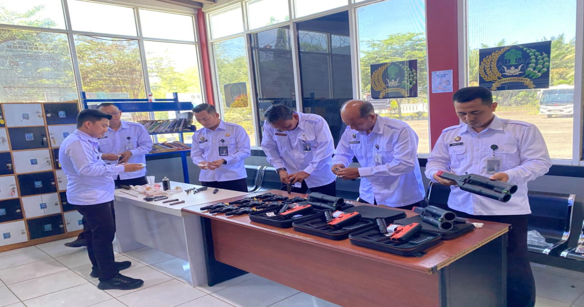 Jaga Kesiapan dan Keamanan, Lapas Narkotika Karang Intan Laksanakan Pemeriksaan dan Perawatan Rutin Senjata Api